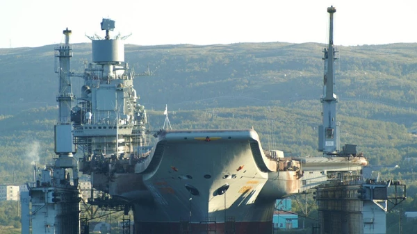 Σοβαρό ατύχημα στο αεροπλανοφόρο Admiral Kuznetsov: Ένας αγνοούμενος και τέσσερις τραυματίες